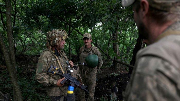 Artileri Ukraina memegang posisi di garis depan dekat kota Bakhmut, wilayah Donetsk, pada 15 Juli 2023, di tengah invasi Rusia ke Ukraina.