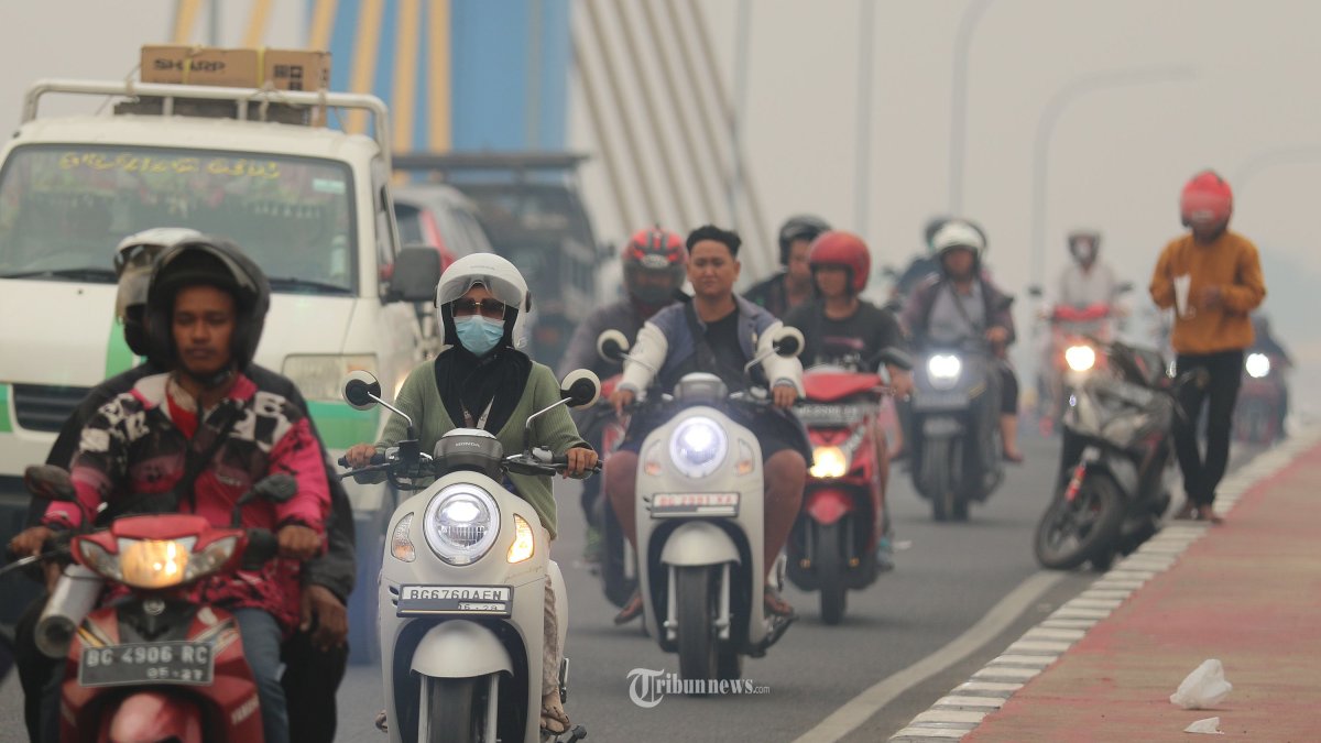 KABUT ASAP MAKIN TEBAL --- Kondisi udara kota Palembang pada sore, Selasa (17/10/2023) makin tebal. 