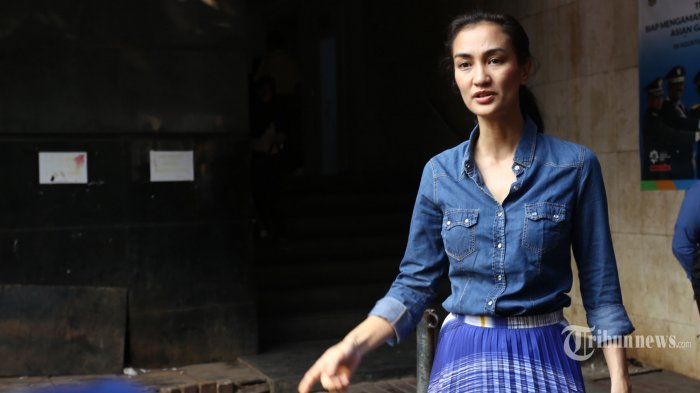 Atiqah Hasiholan berbicara kepada wartawan usai menjenguk ibunya, Ratna Sarumpaet di Rutan Polda Metro Jaya, Jakarta Selatan, Selasa (16/7/2019). Atiqah Hasiholan menjenguk ibunya sekaligus memberikan tumpeng tepat pada hari ulang tahun ke-70 Ratna Sarumpaet. Warta Kota/Angga Bhagya Nugraha
