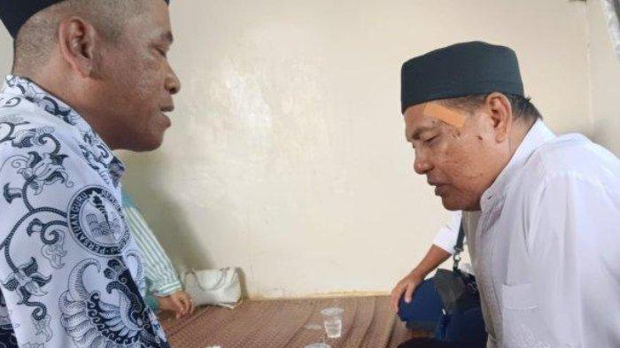 WANITA DIBUNUH DIFABEL - Ayah kandung almarhumah Diah, Solikin (Kanan), Kepala Sekolah SMPN 16 SATAP Sungai Raya (Kiri), saat menceritakan peristiwa tragis anaknya di rumah duka di Komplek BTN Teluk Mulus, Kecamatan Sungai Raya, Kabupaten Kubu Raya, Kamis (8/5/2025). (TribunPontianak.co.id/Ayu Nadila)
