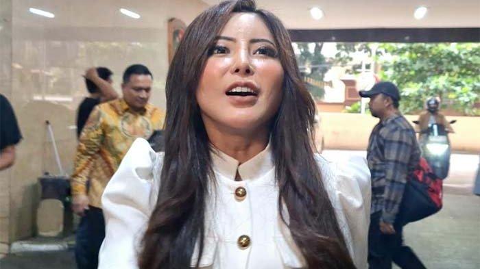 AYU AULIA DIPERIKSA - Ayu Aulia diperiksa Bareskrim Polri, Kamis (8/5/2025) atas laporan dari Ridwan Kamil ke Lisa Mariana soal dugaan pencemaran nama baik dan fitnah.