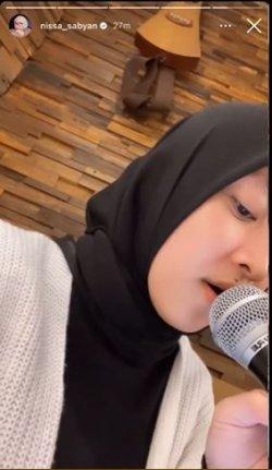 Kepergok saat nyanyi bareng, Ayus diduga panggil Nissa Sabyan 'yang'.