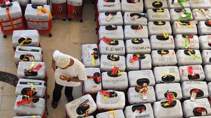 BAGASI JEMAAH HAJI -Jemaah haji yang akan pulang ke Tanah Air untuk tidak membawa air zamzam ke dalam koper bagasi. Ini daftar barang yang tak boleh dibawa.