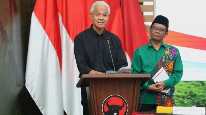 Bakal calon presiden (Capres) Ganjar Pranowo bersama Cawapres Mahfud MD saat pidato pengumuman Cawapres oleh Ketua Umum PDIP Megawati Soekarnoputri di Kantor DPP PDIP, Menteng, Jakarta, Rabu (18/10/2023).