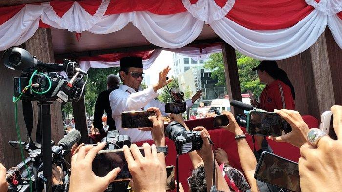 Bakal capres-cawapres 2024 Ganjar Pranowo-Mahfud MD menumpangi mobil semi terbuka saat mendaftar ke KPU RI, Jakarta, Kamis (19/10/2023)