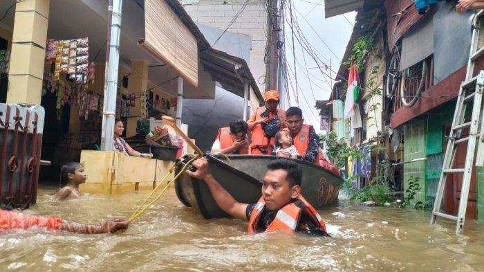 BANJIR JAKARTA - Tim Seksi Pertolongan dan Penyelamatan (Silongmat) Sub Direktorat Patroli Air (Subdit Patroliair) Direktorat Kepolisian Perairan (Ditpolair) Korps Kepolisian Perairan dan Udara (Korpolairud) Badan Pemelihara Keamanan (Baharkam) Polri, mengevakuasi warga terdampak banjir, di Bidara Cina, Jatinegara, Jakarta Timur, Senin (3/3/2025). Banjir masih merendam wilayah Jakarta dan sekitarnya pada Selasa pagi.
