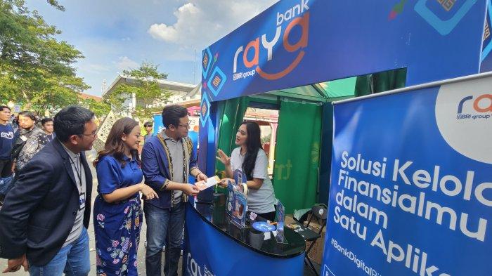 BANK RAYA TMII - Booth Bank Raya di Taman Mini Indonesia Indah (TMII) ketika dijumpai pada Minggu (20/4/2025). Bank digital yang merupakan bagian dari BRI Group ini menjadi sponsor utama HUT ke-50 TMII dalam acara yang bertajuk Pesta Rakyat Nusantara. Pengunjung memadati Taman Mini Indonesia Indah (TMII) selama libur Paskah 2025, menikmati kekayaan budaya Indonesia.