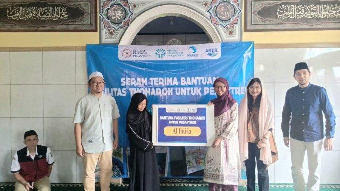 Kolaborasi perusahaan minuman dan Serikat Ekonomi Pesantren (SEP) memberikan bantuan fasilitas thoharoh (kebersihan diri), air bersih layak dan sanitasi ke empat pondok pesantren di Jawa Barat, belum lama ini. 