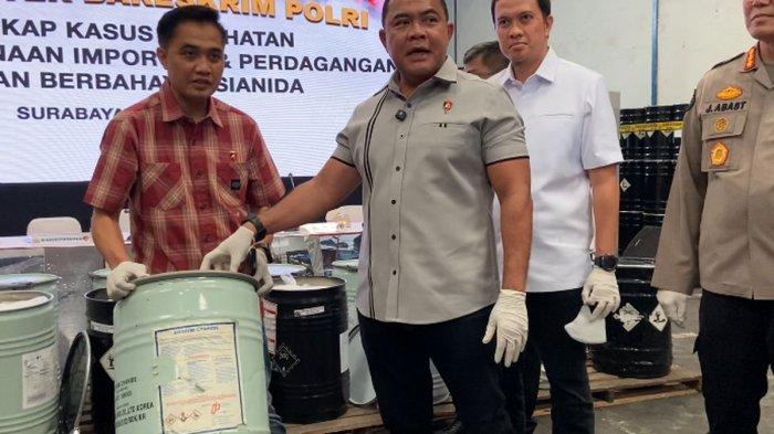 IMPOR SIANIDA ILEGAL - Bareskrim Polri bersama Polda Jawa Timur menunjukkan barang bukti hasil penggerebekan gudang tempat penyimpanan ratusan ton sianida di Surabaya dan Pasuruan, Jawa Timur, Kamis (8/5/2025). Dan Bareskrim Polri akhirnya menahan Direktur PT Sumber Hidup Chemindo (SHC), Steven Sinugroho (SE) atas kasus impor ilegal sianida hampir 500 ton dengan nilai omzet mencapai Rp59 miliar pada Rabu. 14 Mei 2025.