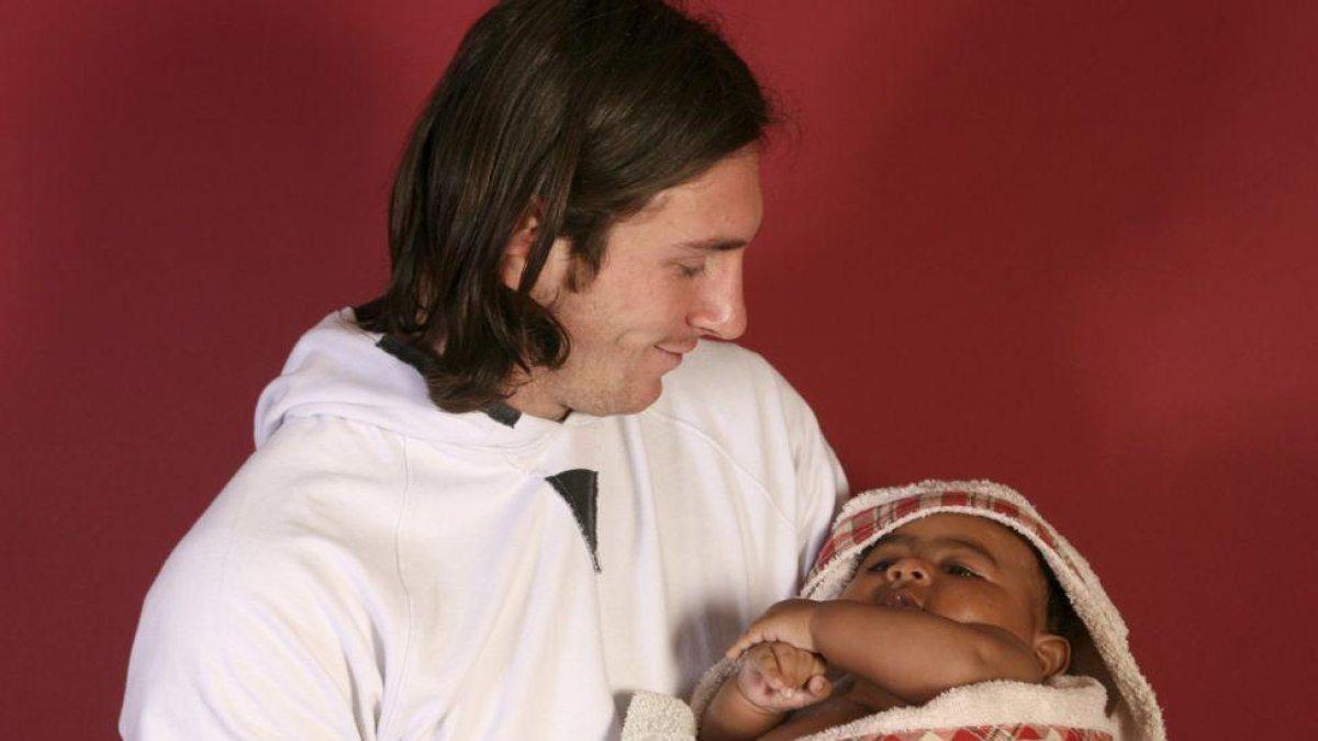 Foto Lionel Messi memandikan Lamine Yamal saat bayi beredar jelang