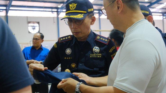 Bea cukai survei pabrik garment untuk memastikan program mereka membina berjalan lancar.