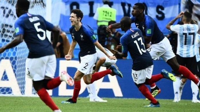 Bek Perancis, Benjamin Pavard, merayakan golnya ke gawang Argentina pada babak 16 besar Piala Dunia 2018 di Kazan Arena, 30 Juni 2018.