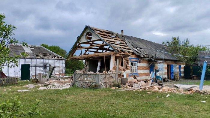 Gambar selebaran ini diposting pada 23 Mei 2023 di akun Telegram resmi Vyacheslav Gladkov, gubernur wilayah Belgorod, menunjukkan sebuah rumah yang rusak di wilayah Belgorod. Seorang pejabat Rusia di wilayah Belgorod selatan yang berbatasan dengan Ukraina mengatakan pada 24 Mei 2023 bahwa wilayah itu menjadi sasaran banyak drone dalam semalam, menyusul serangan bersenjata ke wilayah itu dari Ukraina. Pernyataan itu muncul sehari setelah Moskow mengumumkan telah mengerahkan jet dan artileri untuk menghancurkan kelompok bersenjata yang menembus perbatasannya dari Ukraina dan Kremlin memerintahkan militernya untuk mencegah serangan berulang. Anggota dari dua kelompok anti-Kremlin, Legiun Kebebasan Rusia dan Korps Sukarelawan Rusia, mengaku bertanggung jawab sementara Kyiv membantah keterlibatan resmi Ukraina. Selebaran / TELEGRAM / VVGLADKOV / AFP
