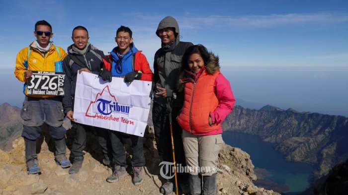 Ratusan pendaki gunung dari berbagai komunitas meriahkan menyambut HUT RI Ke-70 2015 dipuncak Gunung Rinjani, Lombok, NTB, Kamis (6/8/2018). Tak mau ketinggalan tim pendadi Tribunnnews yang dikomando Abdul Qodir ikut dalam rombongan pendakian Gunung Rinjani tersebut untuk mengibarkan Benderan Tribunnews diatas puncak Gunung Rinjani.
Gunung Rinjani adalah gunung yang berlokasi di Pulau Lombok, Nusa Tenggara Barat. Gunung yang merupakan gunung berapi kedua tertinggi di Indonesia dengan ketinggian 3.726 m dpl serta terletak pada lintang 8?25' LS dan 116?28' BT ini merupakan gunung favorit bagi pendaki Indonesia karena keindahan pemandangannya. Gunung ini merupakan bagian dari Taman Nasional Gunung Rinjani yang memiliki luas sekitar 41.330 ha dan ini akan diusulkan penambahannya sehingga menjadi 76.000 ha ke arah barat dan timur. 
Tribunnews.com/Abdul Qodir
