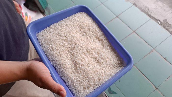 BERAS OPLOSAN - Beras yang diduga hasil oplosan dikemas menggunakan karung-karung ukuran 5 kilogram. (Ibriza/Tribunnews)