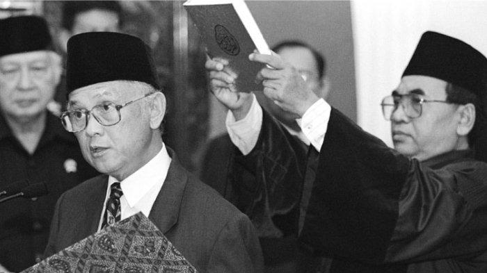 BJ Habibie, Kamis (21/5/1998), mengucapkan sumpah sebagai Presiden RI yang baru di Jakarta, disaksikan presiden sebelumnya, Soeharto.