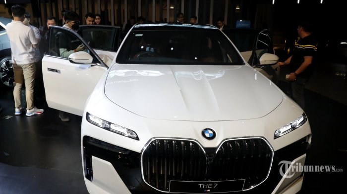 Pengunjung melihat BMW 7 usai diluncurkan pada pameran otomotif Gaikindo Indonesia International Auto Show (GIIAS) 2023 di ICE BSD, Tangerang, Banten, Kamis (10/8/2023). BMW Indonesia memperkenalkan BMW XM (PHEV), BMW M2, serta BMW i7 pada ajang GIIAS 2023. BMW XM dibanderol Rp 5,597 miliar (off the road Jakarta), sementara untuk BMW M2 Coupe Rp 1,759 miliar (off the road Jakarta), dan BMW M2 Coupe Purist Rp 1,989 (off the road Jakarta), kemudian untuk The New 7 seharga Rp 2,287 miliar (off the road Jakarta), adapun untuk versi listriknya BMW i7 Rp 3,247 miliar (off the road Jakarta). TRIBUNNEWS/IRWAN RISMAWAN