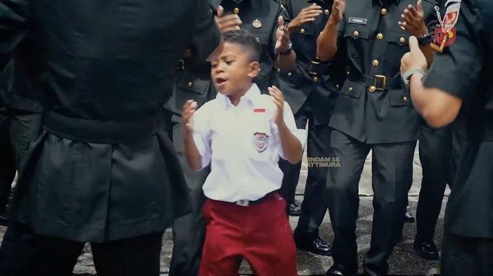 Sosok bocah SD ikut yel-yel TNI, Abid Azfar Pranaja, adalah anak dari prajurit Rindam XVI/Pattimura, Lettu Inf Sukamto.