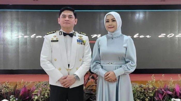 Foto Brigjen Pol Deni Dharmapala bersama dengan istrinya, Rina Oktriana.
