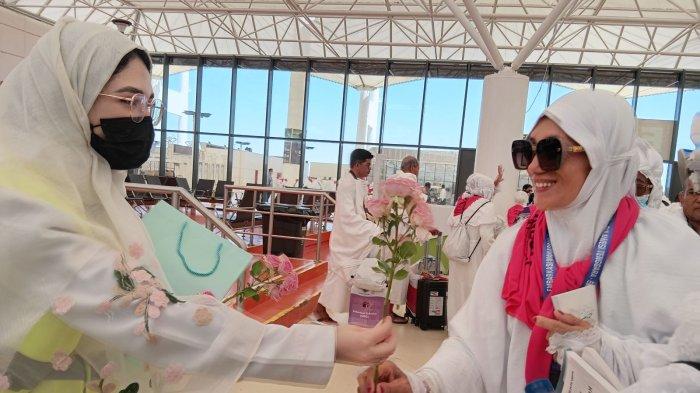 BUNGA MAWAR - Dejumlah mahasiswa dari King Saud bin Abdulaziz University for Health Sciences (KSAU) menyapa para jemaah haji Indonesia Kloter UPG 33 dan memberikan bunga mawar berwarna pink. (Media Center Haji/MCH 2025/Dewi Agustina)