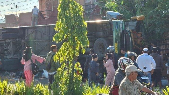 BUS ALS - Tampak bus ALS terguling akibat kecelakaan tunggal di Kelurahan Bukit Surungan, Kecamatan Padang Panjang Barat, Kota Padang Panjang, Sumatera Barat, Selasa (6/5/2025) pagi.