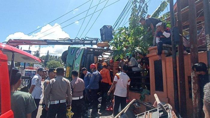 KECELAKAAN BUS ALS - Kecelakaan bus Antar Lintas Sumatera di Kelurahan Bukit Surungan, Kecamatan Padang Panjang Barat, Kota Padang Panjang, Sumatera Barat, Selasa (6/5/2025) pagi. Dari peristiwa ini, setidaknya 12 orang tewas dan sebagian penumpang dilarikan ke rumah sakit.