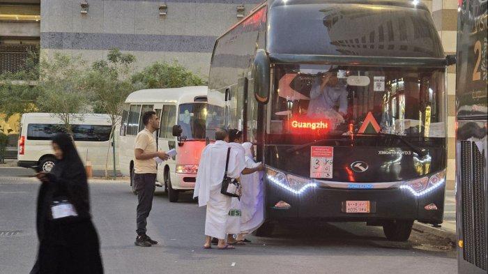 BUS JEMAAH HAJI - Pelepasan 10 bus rombongan jemaah haji Indonesia dari hotel di Madinah Madinah menuju Makkah, Arab Saudi, pada Senin (20/5/2024). Terkini, pada musim Haji 2025, Petugas Penyelenggara Ibadah Haji (PPIH) di Arab Saudi menyiapkan bus-bus khusus yang lebih nyaman dan ramah bagi lansia maupun penyandang disabilitas untuk mengangkut jemaah dari Madinah ke Makkah.
