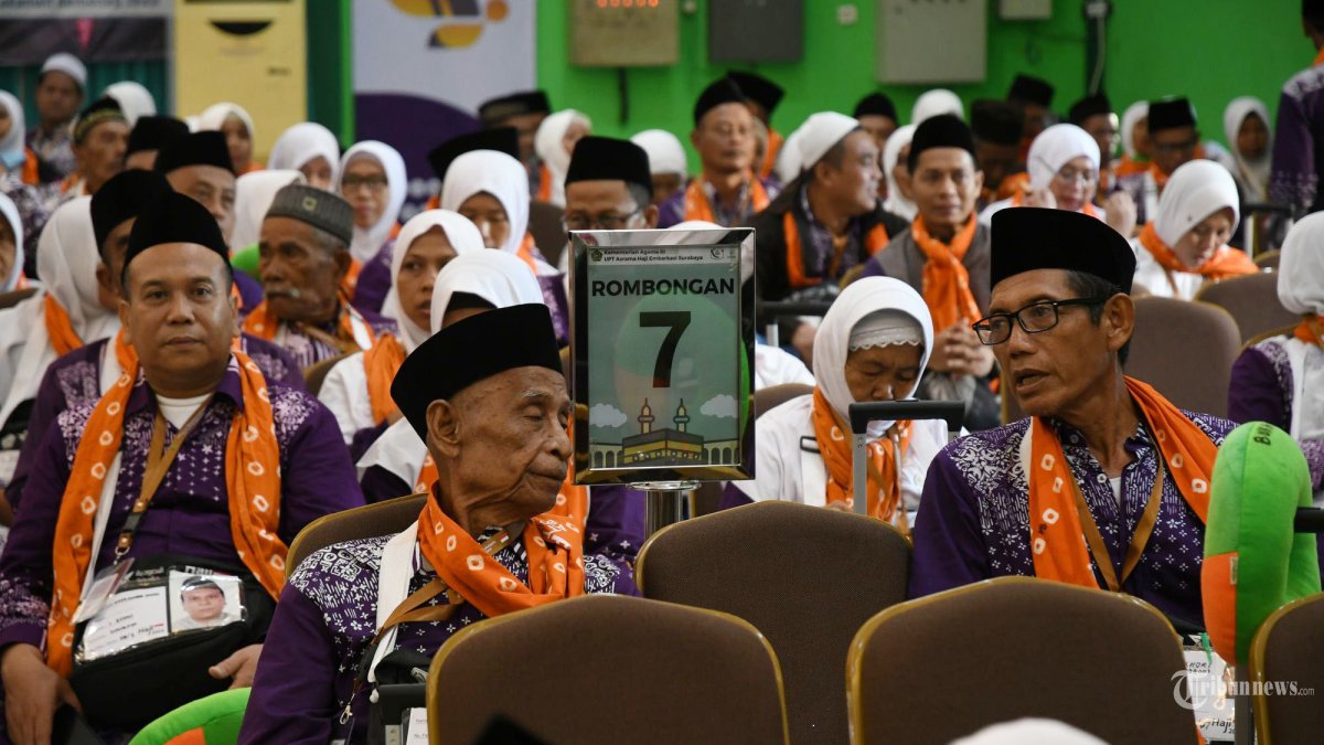 Jemaah calon haji kloter pertama dan kedua dari Kabupaten Bojonegoro melakukan pemeriksaan kesehatan oleh tim dari Balai Besar Kesehatan Karantina (BBKK) saat tiba di Asrama Haji Embarkasi Surabaya, Sabtu (11/5/2024). Rombongan jamaah kloter pertama dan kedua ini langsung diarahkan menuju ke gedung berbeda, Gedung Mina dan Gedung Muzdalifah yang selanjutnya dilakukan pemeriksaan kesehatan sekaligus pembekalan keberangkatan haji. SURYA/HABIBUR ROHMAN