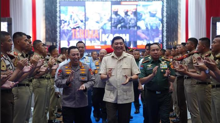CALON PERWIRA TNI/POLRI - Sebanyak 2 ribu calon perwira remaja TNI-Polri menerima pembekalan dari Menteri Pertahanan Republik Indonesia Sjafrie Sjamsoeddin, Panglima TNI Jenderal TNI Agus Subiyanto, dan Kapolri Jenderal Polisi Listyo Sigit Prabowo di GOR Ahmad Yani, Mabes TNI, Cilangkap, Jakarta Timur pada Sabtu (19/7/2025) dan Jumat (18/7/2025). Mereka dijadwalkan akan dilantik pada Rabu (23/7/2025) mendatang setelah mereka mengucapkan sumpah Prasetya Perwira.