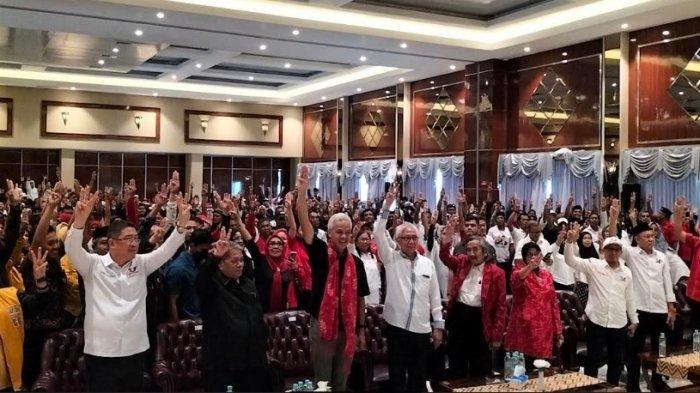 Calon presiden (capres) nomor urut 3 Ganjar Pranowo di Convention Hall Palu, Jalan Durian No.88, Kamonji, Palu, Senin (4/12/2023) - Kampanye hari ke-7, Gibran memilih untuk blusukan ke Kampung Sawah, Poris Gage, Batu Ceper, Kota Tangerang, Senin (4/12/2023), bagikan susu dan buku.