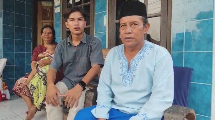 PENERIMA BEASISWA KDM - Cecep Nurrokhman (tengah, kemeja abu), salah satu calon mahasiswa yang dapat beasiswa dari Gubernur Jawa Barat Dedi Mulyadi kuliah di ITB, Rabu (25/6/2025).
