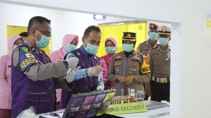 PENGUJIAN MAKANAN - Polres Indramayu saat melakukan pengujian food security di Dapur Satuan Pelayanan Pemenuhan Gizi (SPPG) Polres Indramayu di Kecamatan Lohbener, Senin (16/6/2025).