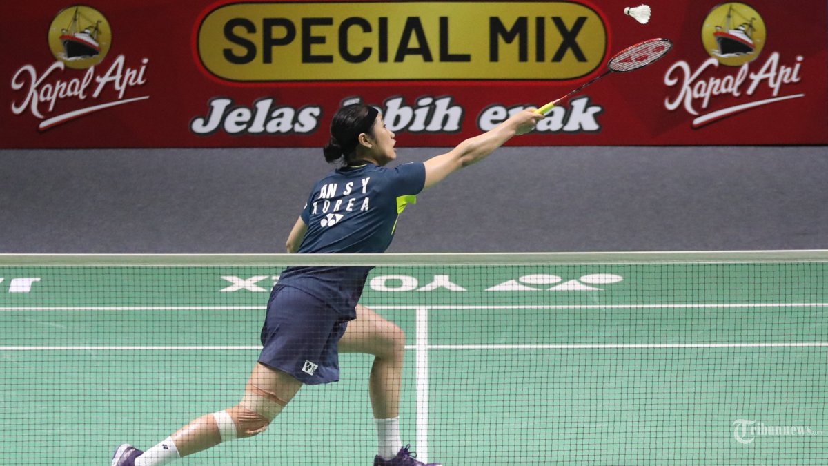 Pebulu tangkis tunggal putri Korea Selatan An Se Young mengembalikan kok ke arah pebulu tangkis tunggal putri China Chen Yu Fei dalam babak final Kapal Api Indonesia Open 2024 di Istora Senayan, Jakarta, Minggu (9/6/2024). Pebulu tangkis tunggal putri China Chen Yu Fei berhasil menjuarai Kapal Api Indonesia Open 2024 setelah mengalahkan An Se Young dengan skor 21-14, 14-21 dan 21-18.?TRIBUNNEWS/IRWAN RISMAWAN