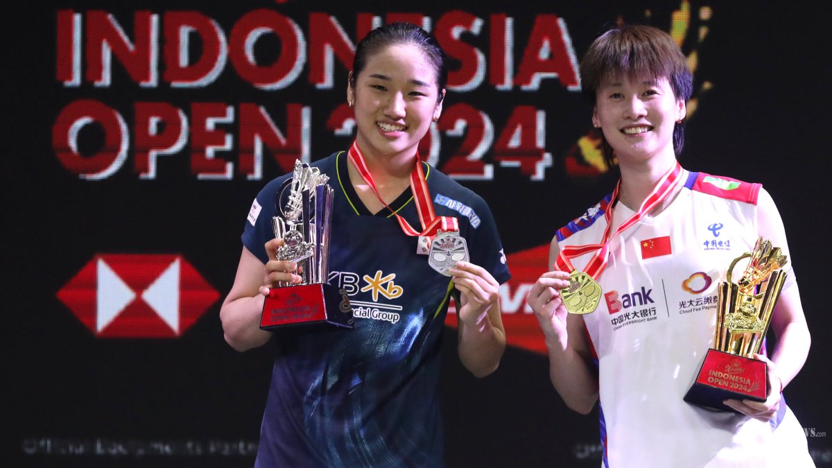 Pebulu tangkis tunggal putri China Chen Yu Fei bersama pebulu tangkis tunggal putri Korea Selatan An Se Young menunjukkan medali saat menaiki podium dalam babak final Kapal Api Indonesia Open 2024 di Istora Senayan, Jakarta, Minggu (9/6/2024). Pebulu tangkis tunggal putri China Chen Yu Fei berhasil menjuarai Kapal Api Indonesia Open 2024 setelah mengalahkan An Se Young dengan skor 21-14, 14-21 dan 21-18.?TRIBUNNEWS/IRWAN RISMAWAN