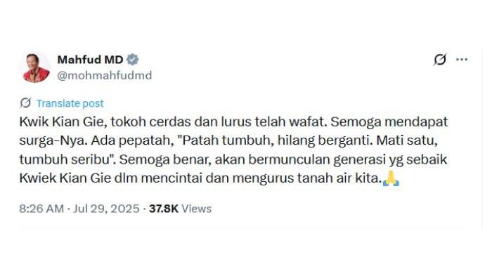 CUITAN MAHFUD MD - Menteri Koordinator Politik, Hukum, dan Keamanan (Menko Polhukam) periode 2019–2024, Mahfud MD, menyampaikan ucapan duka atas wafatnya ekonom dan tokoh bangsa Kwik Kian Gie. Melalui unggahan di media sosial X (dulu Twitter), Mahfud menyebut Kwik sebagai sosok cerdas dan lurus, serta mendoakan agar almarhum mendapat tempat terbaik di sisi Tuhan.