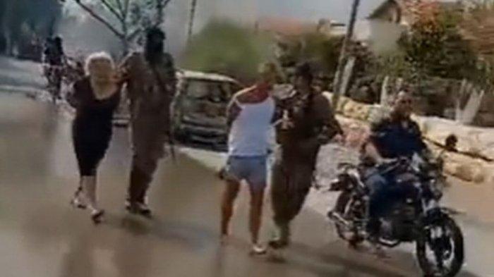 Cuplikan rekaman penyanderaan warga Israel yang diculik dari rumah-rumah mereka oleh pejuang Hamas Palestina di perbatasan Jalur Gaza pada Sabtu (7/10/2023).