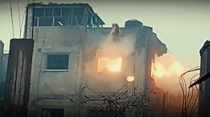 Cuplikan video yang dirilis oleh Brigade Al-Qassam di Telegram pada Senin (25/12/2023) malam, memperlihatkan anggota Al-Qassam meluncurkan rudal ke arah tentara Israel di sebuah gedung.