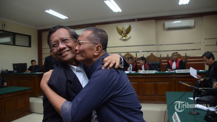 Terdakwa Dahlan Iskan memeluk dan mencium mantan Ketua MK, Mahfud MD usai sidang kedua terkait kasus dugaan korupsi penjualan aset PT PWU di Pengadilan Tipikor Surabaya, Selasa (6/12). Dalam sidang dengan agenda pembacaan dakwaan oleh Jaksa Penuntut Umum itu, Dahlan Iskan menolak semua dakwaan. SURYA/AHMAD ZAIMUL HAQ
