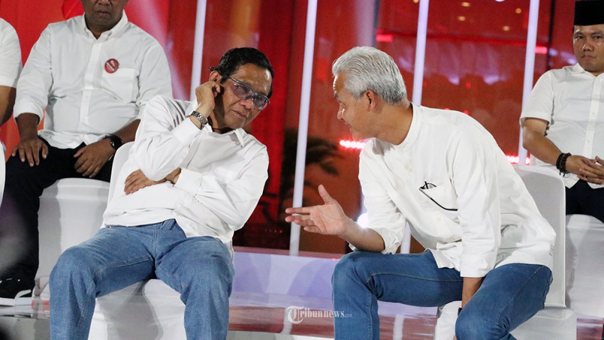 Bakal calon presiden dari PDI Perjuangan Ganjar Pranowo (kanan) berbincang bakal calon wakil presiden Mahfud MD (kiri) saat deklarasi dukungan di Gedung Arsip Nasional,  Taman Sari, Jakarta Barat, Rabu (18/10/2023). 