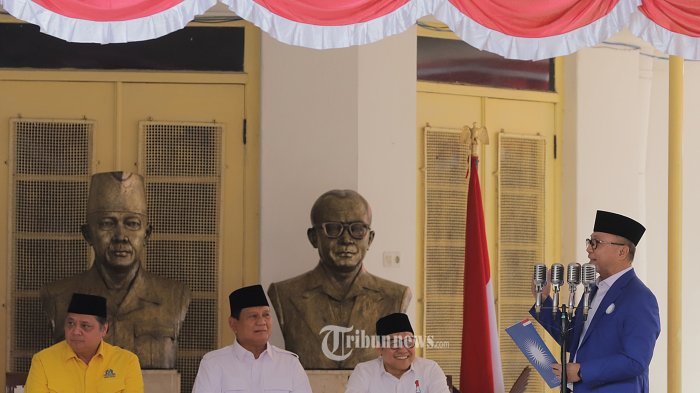 Ketua Umum Partai Amanat Nasional (PAN) Zulkifli Hasan menyampaikan deklarasi dukungan kepada Ketua Umum Partai Gerindra Prabowo Subianto disaksikan Ketua Umum Partai Golongan Karya (Golkar) Airlangga Hartarto dan Ketua Umum Partai Kebangkitan Bangsa (PKB) Muhaimin Iskandar disela-sela acara penandatanganan kerjasama politik di Museum Perumusan Naskah Proklamasi, Menteng, Jakarta Pusat, Minggu (13/8/2023). Pada momen tersebut Golkar dan PAN resmi mendeklarasikan dukungan kepada Prabowo Subianto sebagai bakal calon presiden (bacapres) 2024. Deklarasi dukungan ini disampaikan langsung oleh Airlangga Hartarto dan Zulkifli Hasan di hadapan Prabowo dan Muhaimin Iskandar sebagai pembentuk KKIR yang dihadiri para elite partai politik. Tribunnews/Jeprima