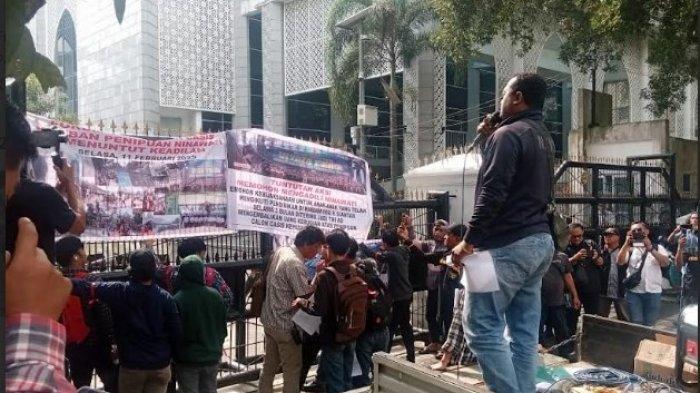 UNJUK RASA - Ratusan orang tergabung dalam Forum Orang Tua Calon Siswa TNI AD korban penipuan Nina Wati untuk masuk TNI AD di Rindam 1/BB Pematang Siantar unjuk rasa. Massa suarakan 4 poin ke perwakilan dewan di gedung DPRD Sumut, Selasa (11/2/2025).
