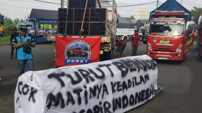 DEMO ODOL - Para sopir truk seluruh Indonesia menolak penyelesaian Zero ODOL (Over Dimension Overloading) yang hanya mengutamakan sisi penegakan hukum semata. Pemerintah pun diminta agar mendiskusikannya terlebih dulu dengan mereka sebelum menerapkannya. (ist)