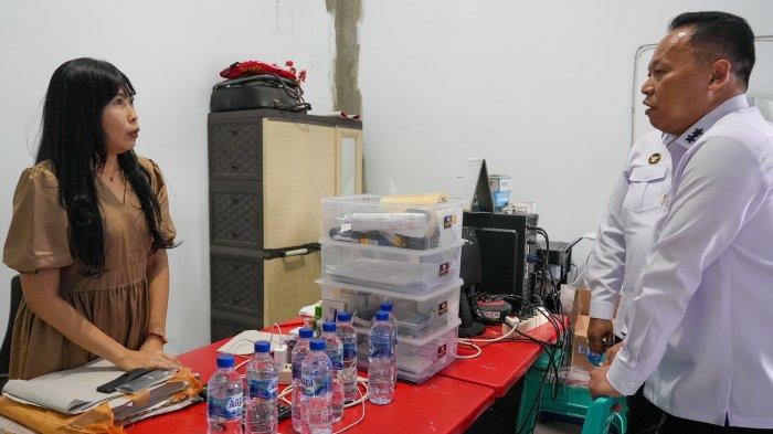 DIINTIMIDASI ORMAS - Deputi Bidang Koordinasi Pertahanan Negara dan Kesatuan Bangsa Kemenko Polkam, Mayjen TNI Purwito Hadi Wardhono, meninjau langsung kondisi keamanan dan kondusivitas kegiatan usaha pabrik es di Sumatera Utara (Sumut) yang sempat viral karena diintimidasi Organisasi Masyarakat (Ormas) meninjau pabrik es di Langkat, Sumatera Utara pada Sabtu (10/5/2025). Purwito berharap tidak ada lagi kelompok-kelompok yang mengaku ormas, yang menghalangi, baik dari investasi dan produksi dalam negeri di Sumatera Utara. (HO/Humas Kemenko Polkam).