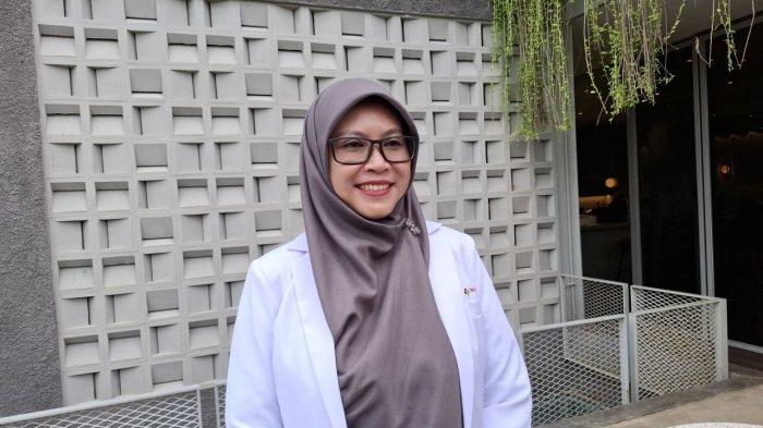 LOW BACK PAIN - Spesialis Kedokteran Rehabilitasi Medik & Fisik Eka Hospital Depok, dr. Ertania Nirmala, MBA, Sp.KFR, AIFO-K dalam temu media di Jakarta, Senin (10/3/2025). Ia menjelaskan, beberapa gejala dan cara untuk mencegah nyeri punggung bawah selama perjalanan mudik Lebaran. 