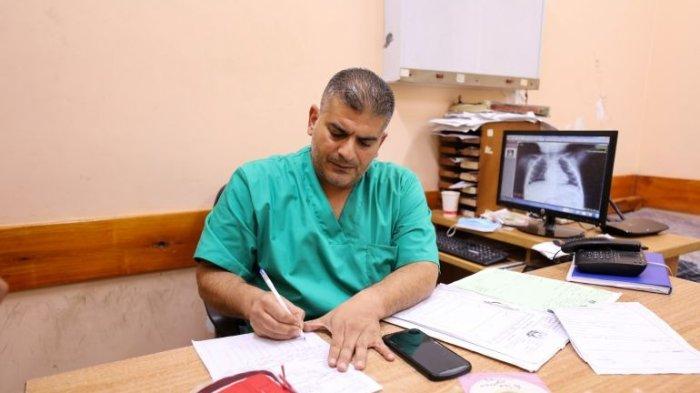 Dr Ayman Harb, kepala departemen ortopedi di Rumah Sakit Martir Al-Aqsa