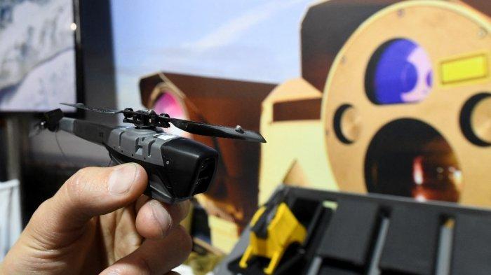 Drone militer 'Black Hornet' oleh FLIR Systems ditampilkan selama pameran Special Operations Forces Innovation Network Seminar (SOFINS) di Martignas-sur-Jalle, Prancis barat daya, pada 2 April 2019. MEHDI FEDOUACH / AFP