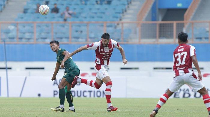 Duel pemain Persikabo, Dimas Drajad (kiri) dengan pemain Persis Solo, Roni
