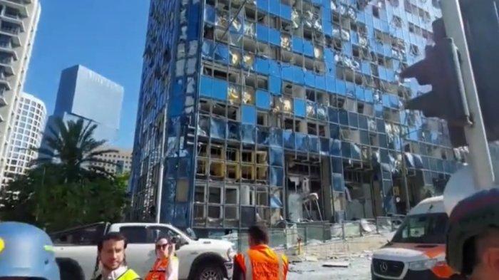 DIHUJAM RUDAL IRAN - Gedung-gedung ambruk setelah rudal menghujam kota Tel Aviv di Israel pada Kamis (19/6/2025) siang. /Video: The Jerussalem Post