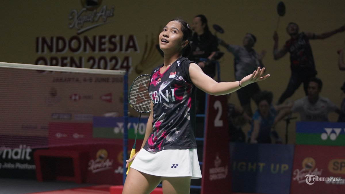EKSPRESI ESTER - Ester Nurumi Tri Wardoyo saat melawan tunggal China, Wang Zhi Yi pada 16 besar Indonesia Open 2024 di Istora Senayan Jakarta, Kamis (6/6/2024). Ester harus kandas setelah kalau dua set langsung dengan skor 21-13 dan 21-13. TRIBUNNEWS/HERUDIN