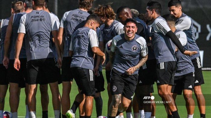 Gelandang Inter Miami asal Argentina #11 Facundo Farías (CR) berlatih bersama rekan satu timnya di Florida Blue Training Center di sebelah Stadion DRV PNK di Fort Lauderdale, Florida, pada 29 Agustus 2023, satu hari sebelum pertandingan Major League Soccer (MLS) antara Inter Miami CF dan Nashville SC. .
GIORGIO VIERA / AFP